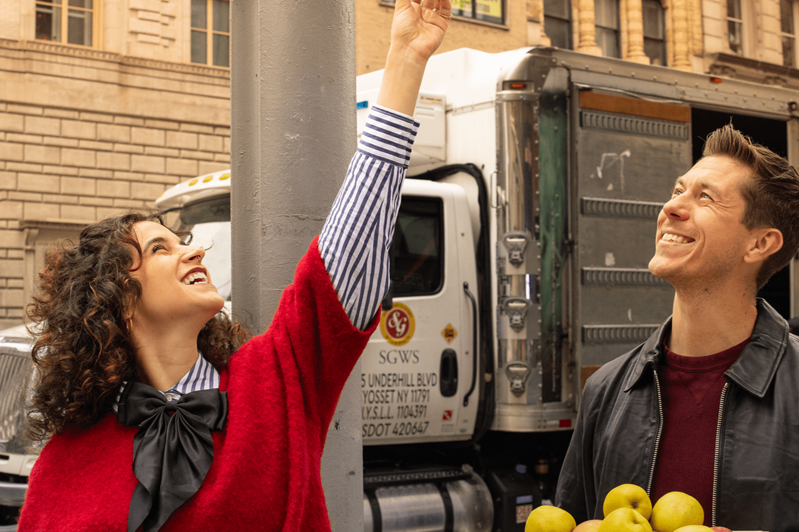 How a pop-up apple orchard is turning surplus into joy and helping New Yorkers in need | The Optimist Daily